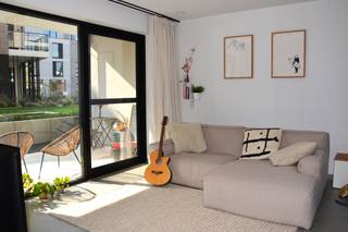 Bent u op zoek naar een gezellig en ruim gelijkvloers appartement op een toplocatie in Haacht? Ontdek dit nieuwe appartement met een ideale, rustige ligging in het centrum, op wandelafstand van winkels, scholen en restaurantjes. Dit appartement is instapklaar en beschikt over een gezellig en rustig terras. <br />Het appartement omvat:<br />• Inkomhal met gastentoilet<br />• Ruime leefruimte met open, volledig ingerichte keuken<br />• Een ruime slaapkamer<br />• Moderne badkamer met ligbad en lavabomeubel <br />• Berging met aansluiting voor wasmachine en droogkast<br />• Een tweede ruime slaapkamer met kleine doorloopdressing en <br />• Een tweede badkamer met inloopdouche en lavabomeubel<br /><br />Vanuit de leefruimte heeft u toegang tot het charmante gezellige terras.<br /><br />Extra troeven:<br />• E-peil van 10 (EPC-label A - 19 kwh/m² jaar)<br />• Elektrische keuring volledig in orde<br />• handige ondergrondse parkeerplaats <br />• Speeltuintje dichtbij, ideaal voor kinderen<br /><br />Dit nieuwbouwappartement beschikt over een ventilatiesysteem Type-D, vloerverwarming, zonnepanelen, warmtepomp,… Het complex is eveneens voorzien van een gemeenschappelijke tuin, fietsenberging en lift.<br /><br />Grijp uw kans en bel snel op 0476 51 03 51 voor een afspraak!