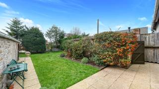 Ontdek deze karaktervolle woning in het charmante dorp Dudzele, rustig gelegen vlakbij het gemeentelijk park en op korte afstand van Brugge en Knokke-Heist. <br /><br />De woning beschikt over een gezellige leefruimte met eetplaats en zithoek, een verzorgde aparte keuken, een voutekamer ideaal als slaapkamer of bureau en een inpandige garage. Op de verdieping bevinden zich twee volwaardige slaapkamers, een dressing en een badkamer. De slaapruimtes zijn uit te breiden via de zolderruimte. Extra troef is de prachtige droge kelder, ideaal voor de wijnliefhebber.<br /><br />Buiten geniet u van een onderhoudsvriendelijke, zonnige tuin met bergingen. De tuinbergingen zijn stevig gebouwd en verzorgd, ideaal als hobbyruimte of atelier. <br /><br />📞 Bezoeken mogelijk na afspraak met Willem Cauwels op het nummer 050 89 27 70.