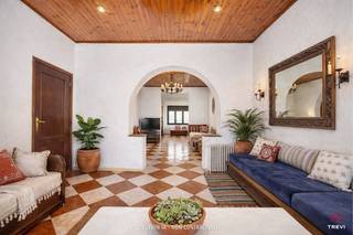 Gelegen in de Rue Steyls in Jette, zal deze ruime woning van ±200 m² liefhebbers van royale volumes en projecten op maat zeker aanspreken. Een...