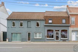 À vendre à Dergneau : Bâtiment situé le long d’un axe commercial comprenant deux unités résidentielles et un espace commercial. Le bien peut...