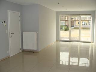 Instapklaar gelijkvloers appartement met terras en privé-tuintje en 2 autostaanplaatsen achter het gebouw. INDELING: KELDER: ruime...