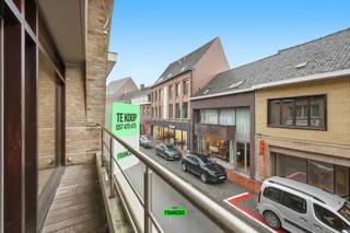 Gelegen in de Ieperstraat, pal in het centrum van Poperinge, bevindt zich dit handelspand met instapklaar duplexappartement, samen te koop. De casco handelsruimte dient nog verder afgewerkt te worden en biedt daardoor heel wat potentieel, terwijl het appartement zeer energiezuinig is (EPC label B).<br /><br />De indeling is als volgt:<br /><br />We komen binnen in de gemeenschappelijke inkomhal, die gedeeld wordt met het duplexappartement en het handelspand.<br /><br />Handelsruimte:<br /><br />De ruime handelsruimte biedt toegang tot de droge kelder. Achteraan bevindt zich een terras met toegang tot de dubbele garage met zolder, die uitgeeft op de Paardenmarkt.<br /><br />Duplexappartement:<br /><br />Op de eerste verdieping komen we in de hal met badkamer en slaapkamer die toegang biedt tot het dakterras. Verder komen we in de lichtrijke leefruimte met balkon met zicht op de Ieperstraat. Aansluitend aan de open keuken is er nog een praktische berging. Op de 2de verdieping is er nog een slaapkamer en apart toilet. Ten slotte is er nog een zolder.<br /><br />Aangezien het om een kleine residentie gaat, is er geen syndicus.<br /><br />Neem contact op met Aline (0494 49 25 96) voor een bezoek ter plaatse!<br /><br />Technische kenmerken handelsruimte:<br /><br />- Dubbele beglazing<br /><br />- Nog geen verwarming aanwezig<br /><br />- Conforme elektriciteit<br /><br />- Regenwaterputten<br /><br />Technische kenmerken appartement:<br /><br />- Dubbele beglazing<br /><br />- Centrale verwarming op gas<br /><br />- EPC label B<br /><br />- Conforme elektriciteit<br /><br />