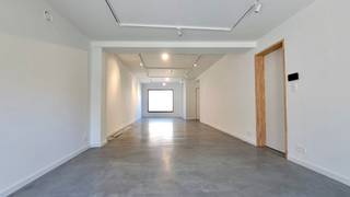 <h3>Smaakvol en kwalitatief gerenoveerde commerciële ruimte van ca. 74 m² te huur.</h3><p>Deze instapklare handels- of kantoorruimte werd recent volledig en doordacht gerenoveerd onder begeleiding van een architect, met bijzondere aandacht voor comfort, energieprestaties, akoestiek en een hoogwaardige afwerking.</p><p>De ruimte bestaat uit een inkomhal met gastentoilet, een ruime open werk- of winkelruimte en een afzonderlijke keuken.</p><p>Dankzij de moderne architectuur, de gepolierde betonvloer en de kwalitatieve materiaalkeuze geniet de ruimte van een aangename, professionele uitstraling. Achter de strakke afwerking schuilt bovendien een doorgedreven renovatie met vloerverwarming, een nieuw verwarmingssysteem op lage temperatuur, ventilatie en performante isolatie, wat resulteert in een comfortabel en energiezuinig binnenklimaat.</p><p>Ook de keuken, het sanitair, de binnendeuren, de voorramen en de inkomdeur werden volledig vernieuwd.</p><p>De gevel van het gebouw wordt bovendien in het najaar van 2026 volledig gerenoveerd en geïsoleerd, waardoor het pand een eigentijdse en hoogwaardige uitstraling krijgt. </p><p>Geschikt voor diverse commerciële activiteiten zoals een vrij beroep, kantoor, praktijkruimte, showroom of co-working.</p><p>De bereikbaarheid is een belangrijke troef: meerdere bushaltes bevinden zich in de onmiddellijke omgeving en ook tram en trein zijn op wandelafstand. Parkeren kan in de nabije omgeving.</p><p>Te bezoeken op afspraak. bel (09 258 13 13) of mail (bert@vastgoeddevos.be) </p>
