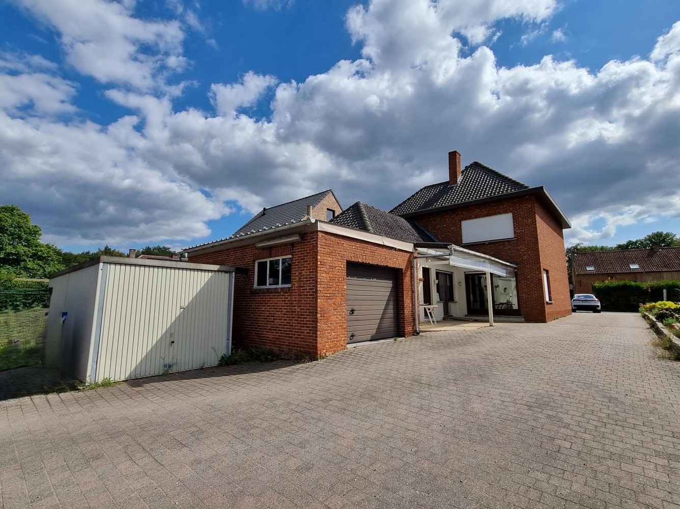 Woning met achterliggend magazijn op een totaal perceel van 19 are 58 ca. - foto 3