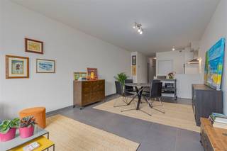 <p><span>Dit </span><span>leuk 1-slaapkamer appartement met terras </span><span>staat te huur op de Belgiëlei in het </span><span>hartje van Antwerpen</span><span>. Ideaal gelegen tussen het </span><span>Stadspark </span><span>en het </span><span>Harmoniepark</span><span>, ook het </span><span>centrum van de stad</span><span> is slechts op enkele minuten bereikbaar en winkels, scholen en openbaar vervoer op wandelafstand. </span></p><p><span> </span></p><p><span>Het appartement is gelegen op de </span><span>4de verdieping</span><span> van een recent gebouw en bereikbaar via de </span><span>lift of trap</span><span>. Het appartement heeft een </span><span>gezellig terras met uitzicht op groen</span><span>. Er is ook nog een </span><span>kelderberging </span><span>aanwezig alsook een </span><span>gemeenschappelijke fietsenberging</span><span>. Tot slot beschikt het appartement over een </span><span>garagebox</span><span> dewelke mee gehuurd dient te worden aan </span><span>€100 extra</span><span> per maand.</span></p><p><span> </span></p><p><span>Er is een </span><span>mogelijkheid</span><span> om het appartement </span><span>gemeubeld</span><span> te huren voor een </span><span>meerprijs</span><span> van </span><span>€110</span><span> per maand.</span></p><p><span> </span></p><p><span>Indeling</span><span> </span></p><p><span>- inkomhal</span></p><p><span>- apart toilet met handenwasser</span></p><p><span>- lichtrijke woon- en eetkamer</span></p><p><span>- volledig geïnstalleerde open keuken</span></p><p><span>- berging met aansluitingen voor wasmachine en droogkast</span></p><p><span>- ruime slaapkamer</span></p><p><span>- terras (4m²)</span></p><p><span>- badkamer met ligbad en dubbele lavabomeubel</span></p><p><span>- privatieve kelderberging</span></p><p><span>- gemeenschappelijke fietsenberging</span></p><p><span>- garagebox (bij te huren aan €100/maand)</span></p><p><span> </span></p><p><span>Bijzonderheden</span></p><p><span>- onmiddellijk beschikbaar</span></p><p><span>- aparte meters gas, elektriciteit en water</span></p><p><span>- vaste gemeenschappelijke kosten van €55/maand</span></p><p><span> </span></p><p><span>Ben jij geïnteresseerd in dit appartement te huur in Antwerpen centrum, ben je op zoek naar ander vastgoed, een investering of wens je de waarde van jouw eigendom te kennen? Dan ben je bij BOLT immo aan het juiste adres! Wij helpen jou graag verder.</span></p><p><span> </span></p>