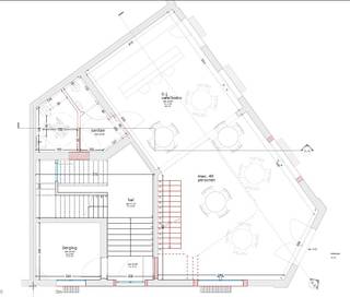 Op een strategische hoeklocatie, met uitstekende zichtbaarheid dankzij de splitsing op de Amerikalei, bieden wij dit casco handelsgelijkvloers aan. Het pand combineert een gelijkvloers met een functionele mezzanine, waardoor het geschikt is voor een winkel, kantoor, showroom of horecaconcept. Verder is er via de mezzanine toegang tot de patio. <br /><br />Dankzij de hoekligging geniet u van een optimale lichtinval en maximale zichtbaarheid, terwijl de mogelijkheid om een groot terras te plaatsen een extra commerciële troef vormen. De centrale ligging verzekert bovendien een vlotte bereikbaarheid voor zowel voetgangers als verkeer.<br /><br />Troeven: <br />- Strategische hoekligging met maximale zichtbaarheid<br />- In te richten volgens eigen concept<br />- Gelijkvloers + mezzanine voor multifunctioneel gebruik<br />- Uitstekend terraspotentieel<br />- Centrale ligging <br /><br />Een unieke kans voor ondernemers die willen investeren in een toplocatie met veelzijdige commerciële mogelijkheden.<br /><br />EPC: E<br />Van zodra de renovatiewerken zijn afgerond, zal de EPC-score verbeteren.