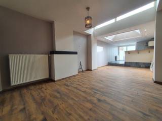 Hippe instapklare woning bestaande uit hal, badkamer met instapdouche en lavabo (plaats voor wasmachine en droogkast), gezellige living met open keuken, apart toilet en mooi terras. Boven zijn er 2 slaapkamers en vaste trap naar de geïsoleerde zolder waar u nog makkelijk een extra slaapkamer kan maken. Overal dubbele beglazing (pvc), elektrische rolluiken, centrale verwarming op aardgas, geïsoleerde zolder. Er werd gebruik gemaakt van toffe materialen, heel veel lichtinval in de woning. Goed gelegen, heel veel parkeergelegenheid voor de woning, vlabij alle winkels en in centrum van Bissegem. Vlotte bereikbaarheid naar Ring, E17, ......Gunstig EPC label C !!! Conforme elektriciteit, asbestveilig ! Kortom instapklaar, ideaal voor 1ste bewoning of als investering !!!