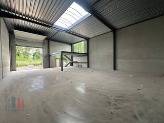 Nieuwbouw KMO-unit met een oppervlakte van 223 m² en 26 m² mezzanine te koop vlak bij de Meensesteenweg met een onmiddellijke verbinding naar de...