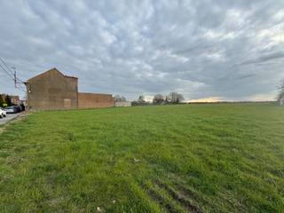 Immo Pické biedt U dit mooi perceel bouwgrond aan geschikt voor een gesloten bebouwing met een prachtig zicht op de achterliggende weilanden. Deze bouwgrond heeft een mogelijke voorgevelbreedte van 8,50m. Achteruitbouwstrook van 6m. Bouwdiepte gelijkvloers 15m en verdieping 12m. Zadeldak. Kroonlijsthoogte 6,5m. Mogelijkheid om een bijgebouw te plaatsen in de achtertuin.