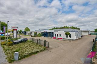 Multifunctioneel gebouw van +/- 1280m² op een uitstekende zichtlocatie. De ligging vlakbij de toegangsweg tot het industrieterrein van Opglabbeek...