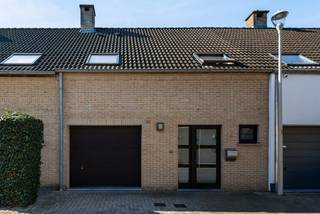 Zeer gunstig en rustig gelegen woning in de verkaveling "De Schomme". Er is geen doorgaand verkeer, ideaal voor gezin met kinderen! Het ligt op wandelafstand van het recreatiedomein "De Schorre" en de bushaltes. Dit huis bevindt zich tevens in de omgeving van scholen en grootwarenhuizen. De oprit van de A12 Antwerpen-Brussel ligt op slechts enkele minuten rijden. <br /><br />Dit eigendom dateert van 2001 en werd steeds goed onderhouden! Het is asbestveilig, de keuring van de elektriciteit is conform en het EPC heeft een goed Label B. Op het GLVL bevinden zich een inkomhall met ingemaakte kast, een zéér mooi gerenoveerd apart toilet, een woonkamer met zicht op de tuin en een volledig vernieuwde (2016) keuken. Op de 1eV zijn een nachthall, een recent vernieuwd apart toilet , een volledig ingerichte badkamer en 3 slaapkamers. Er is een geïsoleerde, niet-afgewerkte zolderruimte met uittrekbare trap. Er is parkeergelegenheid in de eigen inpandige garage waarin aansluiting van wasmachine voorhanden is. Verder is er een west-gerichte tuin aangelegd met een terras en omheining. <br /><br />Als u graag deze woning zou bezichtigen, mag u ons zeker contacteren via 03 459 99 99 of info@leximmo.be.