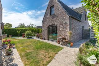 U kunt een BOD uitbrengen op deze woning, rekening houdend met de AANVANGSPRIJS van <strong>€ 475.000,00,</strong> elk hoger BOD wordt voorgelegd aan de eigenaars die al dan niet kunnen ingaan op dit aanbod.<br /><br /><strong>Energiezuinige woning op een rustige, landelijke ligging</strong>. Omgeven door groen en vlak bij een lagere school, een bakker, openbaar vervoer en de autosnelweg.<br /><br />Bij het binnenkomen wordt u verwelkomd in de inkomhal met gastentoilet. De aangename leefruimte baadt in het natuurlijke licht en sluit naadloos aan op de eetplaats. Er is ook een bureau voorzien op het gelijkvloers. Dankzij de grote porte-fenêtre vormt de tuin een verlengstuk van de woonruimte. De keuken is uitgerust met kwalitatieve toestellen en een oogstrelend fornuis dat direct warmte, karakter en charme toevoegt aan de keuken. Verder beschikt het gelijkvloers over een praktische technische ruimte/ wasplaats en aansluitende berging.<br /><br />De verdieping telt drie mooie slaapkamers. De mooie badkamer is volledig uitgerust met een inloopdouche, ligbad, dubbele wastafel en toilet. <br />Buiten geniet u van een verzorgde en volledig omheinde tuin met zonnig terras. <br />Er is ook een gemetste tuinberging/tuinhuis aanwezig met water en elektriciteit.<br /><br /><u><strong>Gelijkvloers:</strong></u>
<ul>
<li>Inkom met apart toilet;</li>
<li>Lichtrijke leefruimte met zicht op de tuin;</li>
<li>Vestiairekast;</li>
<li>Bureau in de leefruimte;</li>
<li><strong>Adembenemende ingerichte keuken</strong> met een oogstrelend fornuis dat direct warmte , karakter en charme toevoegt aan de keuken;</li>
<li>Wasplaats;</li>
<li>Gemetst tuinhuis / tuinberging;</li>
<li>Berging met ingemaakte kasten;</li>
<li>Meerdere parkeerplaatsen en oprit.</li>
</ul>
<strong><u>Eerste verdieping:</u></strong>
<ul>
<li>3 mooie slaapkamers;</li>
<li>Prachtige badkamer met inloopdouche, dubbele wastafel in meubel, ligbad en toilet.</li>
</ul>
<strong><u>Tweede verdieping te bereiken via schuiftrap:</u></strong>
<ul>
<li>Bergzolder.</li>
</ul>
<strong><u>Troeven:</u></strong>
<ul>
<li>Regenwaterput 10.000 liter;</li>
<li>Energiezuinige woning;</li>
<li><strong>Waterverzachter</strong>;</li>
<li><strong>6 zonnepanelen;</strong></li>
<li>E-peil 43.</li>
</ul>
Voor verdere vragen of een bezoek ter plaatse aan deze mooie landelijke woning contacteer ons via: <strong>oostkamp@caenen.be</strong><br /><br />