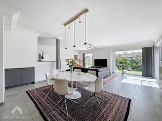 Ruimtelijk en uitzonderlijk groot gelijkvloers appartement met een doordachte indeling en alle comfort. Dankzij de twee aparte inkomhallen geniet...