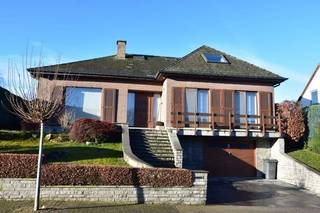 Mooie villa met ruime tuin gelegen in een rustige residentiële omgeving, op een uitstekende locatie. Het park Zaventem bevindt zich op slechts 500m, het centrum van Zaventem ligt op wandelafstand, verschillende bushaltes binnen de 500m. In de directe omgeving vindt u bovendien scholen, winkels, horecazaken, een treinstation en andere dagelijkse voorzieningen. Dankzij deze combinatie van de aangename woonomgeving, de ruime tuin en de centrale ligging biedt deze villa een uitstekende woonkwaliteit en is ze bijzonder geschikt voor gezinnen.