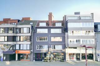 <strong>Landbergh bezoekdag: kom dit instapklaar appartement bezoeken tijdens het bezoekmoment op woensdag 4 februari tussen 16u en 18u. (enkel op afspraak)</strong><br /><br />Dit instapklare appartement met een bewoonbare oppervlakte van circa 74 m² is gelegen op de tweede verdieping van residentie Matthi, midden in het bruisende centrum van Deinze.<br /><br />Het appartement beschikt over een doordachte indeling en geniet van een aangename natuurlijke lichtinval dankzij de grote raampartijen aan de zijde van de Kortrijkstraat. Via de inkomhal, met ruimte voor een vestiairekast, betreedt u de open leefruimte met zit- en eethoek, die naadloos aansluit op de open keuken, uitgerust met diverse kwalitatieve inbouwtoestellen. Verder zijn er twee volwaardige slaapkamers, een afzonderlijk gastentoilet en een badkamer voorzien van een wastafel en een instapdouche.<br /><br />Een bijkomende troef is het ruime terras met aansluitende berging, dat zich uitstrekt over de volledige breedte van de achtergevel. Dit terras is rechtstreeks toegankelijk vanuit de grootste slaapkamer, die bovendien is uitgerust met airconditioning.<br /><br />EPC: 119 (B) / elektriciteit: conform / niet-asbestveilig / Centrale verwarming op aardgas - Benieuwd? bart@landbergh.be of 09 278 78 79<br /> 