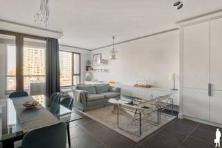 <strong>Lichtrijk BEN-appartement met open waterzicht in London Residence</strong><br /><br />Gelegen op de 2de verdieping van het recente en architecturaal verfijnde bouwproject “London Residence” bevindt zich dit stijlvol afgewerkte appartement met frontaal waterzicht en een aangename zuid-west oriëntatie.<br /><br />De leefruimte wordt gekenmerkt door haar rustige, tijdloze uitstraling, grote raampartijen voorzien van zonwerende screens en een mooie verbinding met de loggia. Het zicht op het water en de omliggende hedendaagse architectuur zorgt voor een open en ontspannen woongevoel, terwijl de zuid-west oriëntatie garant staat voor optimale lichtinval tot in de avond. Het appartement maakt deel uit van een kwalitatief woonproject met een verzorgde binnentuin, wat rust en privacy combineert met het bruisende karakter van het Eilandje.<br /><br /><strong>Indeling:</strong><br />- Inkomhal<br />- Apart gastentoilet met handenwasser<br />- Leefruimte en toegang tot de loggia van ca. 5,5 m² (zuid-west)<br />- Open keuken, afgewerkt met composiet werkblad en maatwerk, voorzien van kwalitatieve toestellen van Miele en Novy<br />- Praktische technische berging met ventilatiesysteem en aansluiting wasmachine en droogkast<br />- Verzorgde badkamer met ruime inloopdouche, dubbele lavabo met meubel<br />- Hoofdslaapkamer met ingebouwde kastenwand<br />- Tweede slaapkamer eveneens voorzien van ingebouwde kasten<br /><br /><strong>Bijzonderheden:</strong><br />- BEN-appartement met EPC-score E19 (28 kWh/m²/jaar)<br />- Vloerverwarming via gemeenschappelijke warmtepomp<br />- Gemeenschappelijke fietsenberging<br />- Mogelijkheid tot aankoop van staanplaats(en) onder het gebouw aan €35.000