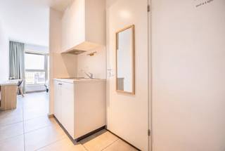 Deze twee prachtige studentenkamers van elk 25 m², gelegen in het recente studentencomplex UNEST Erasmus dat in 2023 is gebouwd, bieden een uitstekende investeringskans in een van de meest gewilde universiteitswijken van Brussel.<br />De woningen bestaan uit een lichte woonruimte met een slaapgedeelte, een kitchenette (kookplaten, afzuigkap, koelkast, spoelbak en opbergruimte) en een eigen doucheruimte met toilet en wastafel. Modern, functioneel en perfect geoptimaliseerd: deze woningen voldoen volledig aan de verwachtingen van de studenten van vandaag.<br />De residentie biedt een bijzonder aantrekkelijke leefomgeving dankzij de talrijke gemeenschappelijke ruimtes: fitnessruimte, verschillende studiezalen, gemeenschappelijke keuken, ontspanningsruimte, speelkamer met biljarttafel, wasruimte, fietsenstalling en een gezellige binnenplaats, die zowel academisch succes als gezelligheid bevorderen.<br />De strategische ligging, vlak bij de Erasmus-campus, Brussel-Zuid, het openbaar vervoer, winkels en de belangrijkste verkeersaders, zorgt voor een uitstekende verhuurbaarheid. Brussel telt ongeveer 140.000 studenten en de vraag naar studentenwoningen blijft stijgen, terwijl het aanbod ontoereikend blijft, waardoor dit type pand een veilige investering is op de vastgoedmarkt.<br />Het pand wordt momenteel verhuurd voor 590 €/maand, plus 120 €/maand aan voorschotten voor huurlasten, waardoor de belegger vanaf de aankoop onmiddellijk huurinkomsten geniet. EPC: B+. Kosten voor de eigenaar: 45 €/maand per studentenkamer. Voldoet aan de CE-normen.<br />Of u nu een eerste investering wilt doen of uw vastgoedportefeuille wilt uitbreiden, deze studentenkamer heeft alles in huis: een recent gebouw, grote vraag naar huurwoningen, uitstekend waardestijgingspotentieel en investeringszekerheid in een markt die voortdurend in beweging is.