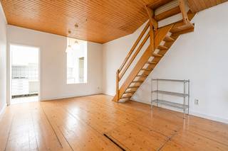 PLAN UW BEZOEK ; Ideaal renovatieproject<br /><br />Deze gunstig gelegen woning biedt heel wat potentieel voor wie op zoek is naar een renovatieproject met karakter. Bij het binnenkomen treft u een gezellige leefruimte met authentieke plankenvloer, aansluitend een open keuken en een apart gastentoilet.<br /><br />Op de eerste verdieping bevinden zich twee slaapkamers, waarvan één geniet van een prachtig en rustig uitzicht op de Leie. De tweede verdieping omvat een badkamer, een derde slaapkamer en een zolderruimte die perfect kan worden ingericht als vierde slaapkamer, bureau of hobbyruimte.<br /><br />Bent u op zoek naar een woning met charme, ruimte en mogelijkheden op een toplocatie? Neem gerust contact op via alain@makelaarshuys.be voor meer informatie of een bezoek