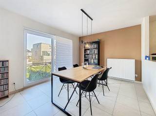 <p><span>Bezoek volzet. Dit gezellige appartement is gelegen in een rustige buurt te Sint-Amandsberg. Zo is er op wandelafstand van deze woonst het aangename Paviljoen park met speelterrein voor de kleinsten onder ons. </span></p><p><span>De goede bereikbaarheid is eveneens een grote troef, het appartement is goed toegankelijk met zowel het openbaar vervoer als de wagen (nabijheid van R4, E40 en E17). </span></p><p><span> </span></p><p><span>Men komt binnen via de inkomhal met vestiaire en afzonderlijk toilet, deze hal verleent u toegang tot de lichtrijke leefruimte (26m²) met halfopen keuken (7m). De keuken is uitgerust met tal van opbergkasten, oven, vitrokeramisch vuur, dampkap en dubbele spoelbak. Vanuit de leefruimte kan u het kleine balkon betreden waar ruimte is voor het plaatsen van enkele planten. Verder telt het appartement nog 2 ruime slaapkamers van 13m² en 12 m². De badkamer is voorzien van zowel een douchecabine als ligbad, met wastafel. Hier is tevens ook de mogelijkheid tot het aansluiten van een wasmachine en droogkast. Tot slot is er nog een afzonderlijke berging aanwezig van 2 m² waar u wat spullen in kwijt kan. </span></p><p><span>Bij het appartement is er ook een buiten staanplaats inbegrepen, vlak aan de inkomhal. Kortom, een echte topper in een uiterst gunstige buurt.</span></p><p><span> </span></p>