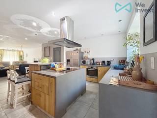 TE KOOP – Gelegen in het hart van Enghien, combineert deze prachtige woning uit 1850 de charme van het oude met modern comfort. Met een bewoonbare oppervlakte van ongeveer 225 m² zal ze liefhebbers van ruimte en authenticiteit zeker aanspreken.<br /><br />Van bij de inkom komt u binnen in een ruime en uitnodigende hal die leidt naar een grote leefruimte bestaande uit een lichtrijke woonkamer van ±35 m², een eetkamer van ±23 m² en een volledig uitgeruste keuken van ±18 m², met directe toegang tot het terras en de tuin. De buitenruimte van ongeveer 52 m² is een echte oase van rust zonder inkijk.<br />De gelijkvloerse verdieping omvat ook een apart toilet en een praktische wasruimte.<br /><br />Op de eerste verdieping geeft de nachthal toegang tot twee mooie slaapkamers, waarvan één van ±20 m² met een aansluitende dressing, en een tweede slaapkamer van ±17 m². Daarnaast is er een ruime badkamer met douche en bad.<br /><br />De tweede verdieping biedt drie extra slaapkamers, waarvan één met eigen douchekamer en toilet.<br /><br />Een kelder van ±17 m² vervolledigt het geheel.<br /><br />Aanvullende kenmerken: houten raamkozijnen met dubbele beglazing, parket op de verdieping, conform elektriciteitsattest en EPC C (nr. 20190114012026).<br />Een zeldzame kans in het stadscentrum, vlakbij alle voorzieningen, openbaar vervoer en winkels.<br /><br />Contacteer ons vandaag nog op 0472 86 31 60 of 02 770 31 33 en per mail via marie.g@weinvest.be