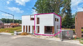 <p>Elke zondag welkom op ons kantoor van 10u-12u voor meer info over de nieuwbouwprojecten! <br /><br />Moderne nieuwbouwwoning in ruwbouw (HOB) met 3 slpks, zalig gelegen op een nieuwe verkaveling met een uitstekende bereikbaarheid naar winkels, scholen en de autosnelweg E313-E314!<br />Deze rustige gelegen half open bebouwing wordt opgetrokken in een lichte steen en bevindt zich op een perceel van 2.5 are met een zuidwestelijke oriëntatie.<br /><br />De strakke blok heeft een bruto bewoonbare oppervlakte van 156 m² en is praktisch opgedeeld.<br />Er werd rekening gehouden met een grote leefruimte met achteraan een gezellige keukenruimte verbonden met een ruime berging.<br /><br />Via de inkomhal met gastentoilet komt men in de living met aparte zithoek en eetkamer.<br />Vanuit de living vertrekt ook de trap naar boven. Langs de keuken bevindt er zich een praktische berging. Door de grote ramen is er een uitstekende lichtinval.<br />Op de eerste verdieping zijn er 3 slaapkamers waarvan 1 met dressing), een technische berging, een apart toilet en een badkamer.<br /><br />Deze ruwbouwwoning wordt opgeleverd met een vlak getrokken perceel dat onmiddellijke aanplanting toelaat.<br /><br />De Simone Reyndersstraat is een jonge verkaveling waar rust en wonen hand in hand gaan.<br />Boekt staat gekend als een rustig gedeelte van Heusden-Zolder met als grote troef de uitstekende bereikbaarheid van de autosnelweg richting Verkeerswisselaar E313-E314 = “Het Klaverblad”.<br />Als extraatje vertrekt men vanuit hier te voet richting natuur voor ene prachtige boswandeling en heeft men ook nog een echte warme bakker in de buurt!<br /><br />Deze compacte woningen zijn ideaal als starterswoningen : ook een school ligt gewoon om de hoek.<br />De woningen worden verkocht onder 12% schrijfgeld op de grond en 21% op de constructie!<br />Samenwerken met deze bouwheer is kiezen voor zekerheid en duidelijke afspraken; voor de snelle beslissers zijn aanpassingen binnen nog mogelijk.<br /><br />GELIJKVLOERS : inkomhal, gastentoilet, leefruimte met trap naar boven, eetkamer, keuken, grote berging<br />EERSTE VERDIEPING : nachthal, 3 slaapkamers ( waarvan 1 met dressing) , badkamer, berging, apart toilet<br />TUIN: aan te leggen<br /><br />Pluspunten:<br />-zeer rustige verkaveling, gelegen op het einde = doodlopend<br />-strakke en moderne stijl!<br />-zeer degelijke bouw<br />-156 m²<br />-aangename leefruimte- grote berging<br />-3 slaapkamers (waarvan 1 met dressing)<br />-goede ligging<br />-bij de autosnelweg alsook bij natuur en bos!<br />-grondwaarde aan 12%, enkel constructie onder 21%BTW<br />-regenwaterput en wadi<br /><br /><span>Maatregelen opgenomen in het Maatregelenregister: nee</span><br /><br />Voor een afspraak of meer info, bel ons op 078/78.78.70, of kom gewoon binnen op ons kantoor. Steeds welkom!</p>