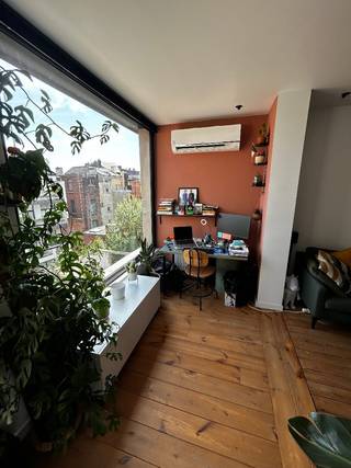 Te koop – Charmant en lichtrijk appartement met zonnig terras op het Zuid in Antwerpen<br /><br />Op zoek naar een instapklaar appartement op een toplocatie waar rust en het bruisende stadsleven perfect samengaan? Dan is dit sfeervolle appartement op het geliefde Antwerpen Zuid zeker een bezoek waard.<br /><br />Gelegen in een kleinschalig en goed onderhouden gebouw met slechts vier appartementen, bevindt deze woning zich op de bovenste verdieping. De straat is een rustige eenrichtingsstraat en behoort volgens recente geluidsmetingen tot de stilste straten van de buurt. Toch bevinden tal van gezellige cafés, restaurants, winkels en culturele hotspots zich op wandelafstand.<br /><br />Met een totale oppervlakte van *67 m²* biedt het appartement een aangename en doordachte indeling. De ruime leefruimte baadt de hele dag in het natuurlijke licht dankzij de grote raampartijen. De authentieke rustieke houten vloer geeft het appartement een warme en karaktervolle uitstraling.<br /><br />De woning beschikt over:<br /><br />Een ruime en lichtrijke leefruimte<br />Een comfortabele slaapkamer<br />Een badkamer met ligbad<br />Airco aanwezig in zowel leefruimte als slaapkamer<br />Een ruim en zonnig terras waar u in alle rust kunt genieten<br />Een privé kelder<br /><br />Het volledige gebouw werd gerenoveerd in 2019 (ombouw van oud herenhuis naar appartementen).<br /><br />Het dak werd één jaar geleden volledig vernieuwd en extra geïsoleerd. Daarnaast werd ook de zijgevel bijkomend geïsoleerd, wat bijdraagt aan een betere energieprestatie.<br /><br />*Waarom dit appartement?*<br /><br />• Instapklaar<br />• Authentieke charme gecombineerd met modern wooncomfort<br />• Bovenste verdieping, dus geen bovenburen<br />• Kleinschalige residentie met slechts 4 appartementen<br />• Rustige ligging in een van de stilste straten van Antwerpen Zuid<br />• Op wandelafstand van winkels, horeca, openbaar vervoer en het bruisende stadsleven<br />• Ideaal als eigen woning, pied-à-terre of investering<br /><br />Interesse? Neem gerust contact op voor meer informatie of plan een bezoek van dit prachtige appartement.