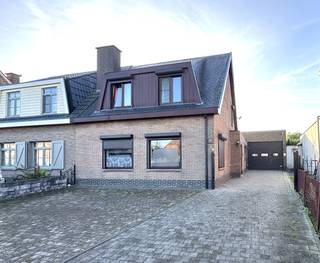 Bent u op zoek naar de perfecte combinatie van wonen en werken op één locatie, of zoekt u een pand met enorm veel potentieel en uitbreidingsmogelijkheden? Deze veelzijdige eigendom op een ruim perceel van 859 m² in Melsele biedt tal van mogelijkheden voor zelfstandigen, hobbyisten of creatieve aanpakkers!<br /><br />Gelijkvloers:<br />Via de inkomhal treedt u binnen in de leefruimte, die naadloos aansluit op een veranda. De ingerichte keuken en aanpalende berging bieden een praktische basis voor dagelijks comfort.<br /><br />Magazijn / Atelier &amp; Buitenruimte:<br />Het absolute speerpunt van deze eigendom is het royaal aanpalende magazijn/atelier (hoogte inrijpoort 2,7m) van maar liefst 286 m². Of u nu nood heeft aan opslagruimte, een werkplaats of een atelier: hier zijn de mogelijkheden eindeloos! Achter het atelier bevindt zich bovendien nog een extra verhard terrein, ideaal voor extra parkeergelegenheid, buitenopslag of om te vormen tot een zonnige tuin. <br />De nachthal geeft toegang tot 3 slaapkamers en een badkamer voorzien van een comfortabel ligbad en een dubbele wastafel.<br /><br />Potentieel: Een eigendom met een stevige basis die, mits de nodige opfrissing en liefde, kan uitgroeien tot een parel. Gelegen vlakbij op- en afrit E34 en vlotte verbinding richting Gent/ Antwerpen/ Haven.