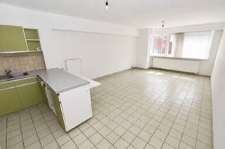 Indeling:<br /><br />Inkomhall, afzonderlijk toilet, woonkamer, open keuken, 1 slaapkamer, badkamer met wastafel en douche, INCLUSIEF autostaanplaats nr°14 in het gebouw. <br /><br />- Gunstig EPC-label (B)<br />- GEEN LIFT<br />- Elektriciteit conform<br />- Dubbele beglazing PVC<br />- Individuele centrale verwarming op aardgas.