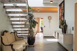 Deze voormalige “architectenwoning Van Eeckhout” bevindt zich aan de rand van Ninove en straalt een bijzondere architectuur en stijl uit.De 2...