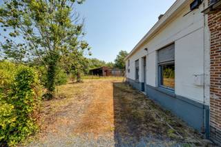 <p><span>Rustig gelegen halfopen woning met uitzonderlijk potentieel.</span></p><p><span>Op zoek naar een renovatieproject met ruimte, rust en talloze mogelijkheden? Dan is deze halfopen bebouwing aan de Scherpstuklei 1 in Putte beslist een bezoek waard. Gelegen op een perceel van meer dan 1.000 m², geniet deze woning van een bijzonder rustige ligging en een zonnige, zuidgerichte tuin waar u de hele dag kunt genieten.</span></p><p><span>De woning dient volledig gerenoveerd te worden, maar biedt een uitstekende basis voor wie zijn toekomstige thuis volledig naar eigen smaak wil creëren. Dankzij de aanwezige volumes en uitbreidingsmogelijkheden kan hier zonder moeite een ruime gezinswoning met vier slaapkamers gerealiseerd worden.</span></p><p><span>Op het gelijkvloers bevinden zich momenteel verschillende leefruimtes die flexibel kunnen worden heringericht tot een hedendaagse woonomgeving met een ruime leefkeuken, gezellige woonkamer en praktische bergruimtes. </span></p><p><span>Buiten vormt het perceel een absolute troef. De grote, zuidgerichte tuin biedt niet alleen volledige privacy, maar ook tal van mogelijkheden voor dierenliefhebbers of gezinnen met kinderen. De open omgeving en het groene uitzicht versterken het gevoel van rust en vrijheid.</span></p><p><span>Ook de zolderverdieping biedt bijkomende mogelijkheden voor uitbreiding en inrichting, waardoor deze eigendom perfect geschikt is voor wie op zoek is naar een woning met groeipotentieel.</span></p><h3><span>Troeven:</span></h3><ul><li><span>Halfopen bebouwing op een perceel van meer dan 10 are.</span></li><li><span>Mogelijkheid tot realiseren van meerdere slaapkamers.</span></li><li><span>Grote zuidgerichte tuin.</span></li><li><span>Rustige en groene ligging.</span></li><li><span>Vlotte bereikbaarheid naar Putte, Mechelen en omliggende gemeenten.</span></li></ul><p><span> </span></p><p><span>Ben jij geïnteresseerd in deze woning te koop in Putte, ben je op zoek naar ander vastgoed, een investering of wens je de waarde van jouw eigendom te kennen? Dan ben je bij </span><span>BOLT immo</span><span> aan het juiste adres! Wij helpen jou graag verder</span><span>.</span><span> </span></p>