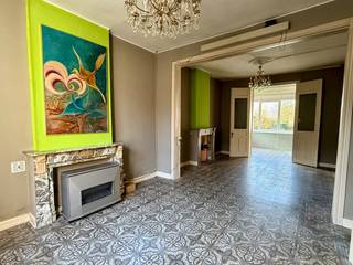 Op een uitstekende locatie nabij diverse invalswegen vindt u deze sfeervolle halfopen woning in cottage stijl. De woning combineert een...