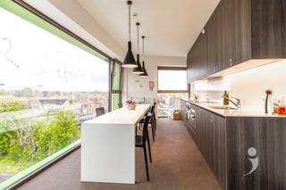<p><span>Moderne kamer gelegen in studentenresidentie Woods, vlakbij het Belle-Vue park. </span></p><p><span>De residentie is gelegen op een boogscheut van het centrum van Leuven, op wandelafstand van het station en nabij verschillende campussen.</span></p><p><span> </span></p><p><span>De kamer is voorzien van een uitklapbaar tweepersoonsbed (140cm x 200cm - matras niet incl.), ingebouwde kleerkasten, waardoor er meer dan voldoende opbergruimte is. De kamer heeft ook een ingebouwde bureau met boekenplank en persoonlijke frigo met vriesvak. Verder beschikt de kamer over een persoonlijke badkamer met douche, lavabo en toilet.</span></p><p><span>De fietsenstalling is bereikbaar met de lift of via de trappenhal.</span></p><p><span> </span></p><p><span>Per verdieping zijn er twee keukens, die gedeeld worden met maximaal 10 personen. De keukens zijn voorzien van een oven, microgolf, vitro-keramische kookplaat, eettafel, wastafels en een persoonlijke opbergkast die op slot kan. Elke keuken heeft ook zijn eigen terras.</span></p><p><span> </span></p><p><span>Er is ook een gemeenschappelijke ontspanningsruimte met televisie, zetels, tafels en een kickertafel. Verder is er ondergronds nog een afsluitbare fietsenstalling, afvallokaal en een wasplaats met wasmachine en droogkast. </span></p><p><span> </span></p><p><span>De prijs bedraagt €675/maand exclusief provisie nutsvoorzieningen (50euro/maand)</span></p><p><span> </span></p><p><span>*De Foto's in de advertentie zijn van een gelijkaardige studentenkamer.</span></p><p><span> </span></p><p><span>Interesse? Contacteer ons via 0470 55 64 24 of </span><span><span>student@immolivit.be</span></span><span> </span></p><p><span> </span></p>