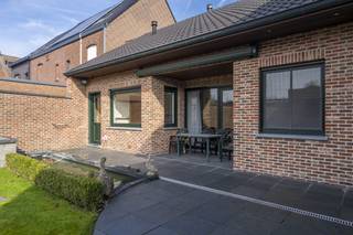 Indeling: Gelijkvloers: - inkomhal met gastentoilet- lichtrijke leefruimte met gashaard- ingerichte keuken met toegang tot de praktische...