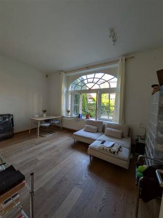 Appartement prêt à l'emploi de 66 m², situé au premier étage de cet immeuble sis rue de Flandre (Vlaamse Steenweg), en plein cœur animé de Bruxelles. Son emplacement calme à l'arrière du bâtiment garantit un cadre paisible et peu bruyant, idéal pour se ressourcer après une journée en ville.L'appartement compte une chambre de 11 m² et offre une distribution fonctionnelle, avec un emplacement prévu pour lave-linge. Grâce à sa situation centrale, vous êtes à quelques pas de la Bourse, de la Monnaie, du quartier Dansaert ainsi que de nombreux commerces, restaurants et transports en commun.L'appartement dispose d'une cave privative. Les habitants peuvent également profiter d'un local à vélos commun — idéal pour ceux qui aiment se déplacer à vélo depuis cet emplacement central.Grâce aux charges de copropriété très basses de cet immeuble, cet appartement représente une excellente opportunité, tant pour y habiter que pour investir.