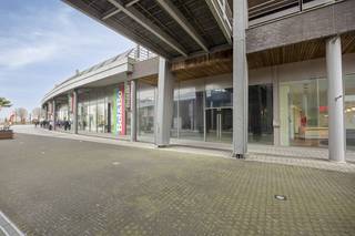 Dit ruime handelspand van ca. 425 m² is gelegen in een goed bereikbaar en commercieel aantrekkelijk shoppingcenter in Maaseik, waar het geniet van...