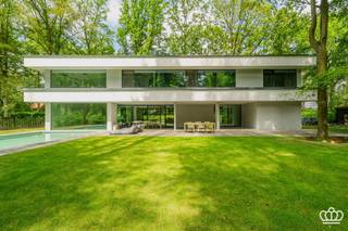 <p><span>A recently built, extremely luxurious villa with a heated pool (furnished rental available), located in a quiet, wooded area near the center of Heide-Kalmthout, featuring, among other things, 4 bedrooms, 3 bathrooms, and a lot of approximately 2,500 m²!</span></p><p><span> </span></p><p><span>LAYOUT</span></p><p><span>Ground Floor</span></p><p><span>You enter the home through the spacious entry hall with a coat closet and a guest restroom with a hand sink.</span></p><p><span>On the right is the spacious kitchen-living area with a dining area and an open kitchen, equipped with high-quality built-in appliances, including an oven, microwave, refrigerator, freezer, and a large wine cooler. The spacious kitchen island features a sink with a Quooker faucet and an induction cooktop with an integrated downdraft system. Adjacent to this is a practical utility room/laundry area.</span></p><p><span>Thanks to the large windows, the kitchen enjoys an abundance of natural light and a beautiful view of the landscaped garden. Sliding windows provide direct access to the covered terrace. The adjoining living and TV room also features large windows and impressively high ceilings, creating a particularly spacious feel.</span></p><p><span>On the left side of the home are two bedrooms with built-in closets and a separate bathroom equipped with a sink and a walk-in shower.</span></p><p><span>The entire ground floor is finished with hardwood flooring (with the exception of the bathroom) and features underfloor heating.</span></p><p><span> </span></p><p><span>First Floor</span></p><p><span>An elegant floating staircase leads to the first floor. Here you’ll find an open-concept office space, ideal for working from home. </span></p><p><span>Adjacent to this, on the left, is a third bedroom with built-in closets and an ensuite bathroom featuring a sink, bathtub, walk-in shower, and toilet. On the right is the spacious master bedroom with built-in closets, an ensuite walk-in closet, and a bathroom equipped with a double sink, bathtub, walk-in shower, and toilet.</span></p><p><span>This floor is also fully finished with hardwood flooring (with the exception of the bathrooms) and features underfloor heating.</span></p><p><span> </span></p><p><span>Garden</span></p><p><span>The villa is situated on a private lot of approximately 2,500 m².</span></p><p><span>Through the automatic gate, you reach the landscaped driveway with parking for several cars and the well-maintained front yard.</span></p><p><span>The backyard offers every comfort and privacy, with a spacious covered terrace, an additional sun terrace, a heated pool, and a beautifully landscaped garden with a gazebo.</span></p><p><span> </span></p><p><span>Details</span></p><p><span>- Quiet and residential location in a wooded area, a short distance from the center of Heide-Kalmthout.</span></p><p><span>- Close to shops, restaurants, schools, and public transportation, with easy access to Antwerp and the Netherlands.</span></p><p><span>- Available starting September 1, 2026.</span></p><p><span>- Short-term lease: minimum 1 year – maximum 3 years.</span></p><p><span>- Base rent (unfurnished): € 5,500/month.</span></p><p><span>- Rent (furnished): € 6,000/month.</span></p><p><span>- Very energy-efficient: EPC rating A – E-level 17.</span></p>