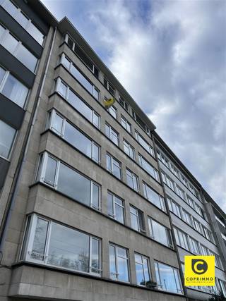 <p><span>Spacieux appartement de 3 chambres avec terrasse à Berchem ! </span></p><p><span>Bienvenue dans ce charmant appartement de 3 chambres situé sur la Fruithoflaan, dans l'immeuble 'Pallas Athena', équipé d'un ascenseur.</span></p><p><span>Non seulement vous bénéficiez d'un emplacement idéal à proximité des commerces de quartier, mais vous êtes également à deux pas des principaux axes routiers. </span></p><p><span> </span></p><p><span>Hall d'entrée, pièce à vivre & cuisine : </span></p><p><span>Vous entrez dans le hall d'entrée équipé d'un interphone et d'un placard vestiaire encastré.</span></p><p><span>Le salon est extrêmement spacieux, ce qui vous offre de nombreuses possibilités d’aménagement. </span></p><p><span>La cuisine se trouve juste à côté ; elle est équipée d’une plaque de cuisson, d’un lave-vaisselle, d’un four, d’un réfrigérateur et d’un congélateur, et offre de nombreuses possibilités de rangement grâce à ses nombreux placards. Vous y trouverez également un débarras très pratique.</span></p><p><span>La cuisine dispose d'une plaque de cuisson, d'un four et d'un immense espace de rangement. Vous y trouverez également un débarras très pratique. </span></p><p><span> </span></p><p><span>Chambres & e, salle de bains : </span></p><p><span>Il y a 3 chambres, dont une est équipée de placards intégrés. L'une des chambres donne également accès à la charmante terrasse.</span></p><p><span>La salle de bains comprend une baignoire avec douche intégrée, un lavabo simple et des toilettes. </span></p><p><span>L'appartement dispose également de toilettes séparées pour les invités avec un lavabo. </span></p><p><span> </span></p><p><span>Loyer, charges & disponibilité : </span></p><p><span>Loyer mensuel : 975,00 euros/mois </span></p><p><span>Charges mensuelles : 200,00 euros/mois </span></p><p><span>Disponibilité : immédiate</span></p><p><span> </span></p><p><span>Ne manquez pas cette opportunité unique ! </span></p>