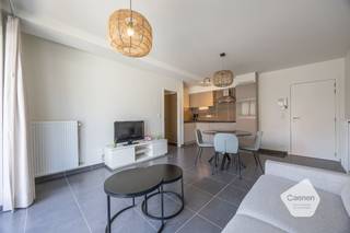 Ontdek dit prachtig <strong>gelijkvloers</strong> appartement, gelegen in de gekende Essex Scottishlaan die meteen uitgeeft en op wandelafstand is van de zeedijk en het strand;<br />Het appartement bevindt zich in de Residentie Lotus, een residentie met <strong>bouwjaar 2013 en heeft een EPC-label: A</strong>;<br /><br />U komt binnen in een lichtrijke leefruimte die beschikt over een <strong>open, volledig geïnstalleerde keuken </strong>(met vaatwasser).<br />Verder zijn er <strong>twee slaapkamers</strong>, waarvan één tweepersoonsslaapkamer en één eenpersoonsslaapkamer, een badkamer met ligbad, een afzonderlijk toilet en een aparte berging met <strong>aansluiting voor wasmachine en droogkast</strong>;<br />Het appartement is uitgerust met gasverwarming via een hoogrendementsketel en een instelbaar ventilatiesysteem;<br /><br />Extra troeven zijn de <strong>gemeenschappelijke fietsenberging</strong> en het <strong>gemeenschappelijk huisvuillokaal</strong>;<br />Het appartement wordt volledig <strong>gemeubeld</strong> verkocht; <br />Ideaal als vaste woonplaats of als comfortabel tweede verblijf aan zee;<br /><br /><u>Troeven: </u>
<ul>
<li>Gelijkvloers wonen, zeer toegankelijk voor personen met beperkte mobiliteit;</li>
<li>Rustige ligging vlakbij de zeedijk en het strand;</li>
<li>Volledig gemeubeld en instapklaar;</li>
<li>Energiezuinig appartement met <strong>EPC-label: A</strong>;</li>
<li>Gemeenschappelijke fietsenberging & huisvuillokaal;</li>
</ul>
<br />Contacteer het kantoor Caenen Westende bij interesse!