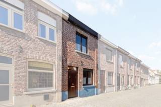 Top aanbod! Deze woning biedt op het gelijkvloers een inkomhal inclusief apart toilet, een ruime leef- en eetruimte met volledig uitgewerkte open keuken. Een mooie houten trap biedt toegang tot de 1e verdieping die voorzien is van 2 ruime slaapkamers en badkamer.<br /><br />Achteraan beschikt de woning over een tuin waarin centraal een extra volume staat. Mits afbraak wordt een veel grotere tuin gecreëerd met bovendien rechtstreeks toegang tot de achterliggende garage (mee opgenomen in dit aanbod).<br /><br />Interesse in deze top-aanbieding?<br />Contacteer snel Katrien voor een bezoek: <br />📞 0477 46 53 11 <br />📩 katrien@waeyler.be