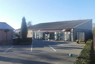 Ruime bungalow met handelspand — instapklaar, multifunctioneel.Handelspand (625 m²)•Grote opslaghal: 500 m² (25 x 20 m).•Inpandig bijkomend...