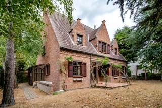 n style=&quot;font-family: Calibri, sans-serif; font-size: 11pt;&quot;&gt;Deze charmante ruime villa is uniek gelegen, residentieel en rustig,...