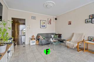 In een rustige wijk in het hartje van Diksmuide, op de 2de verdieping in een verzorgde residentie, treffen we dit instapklaar appartement aan. <br /><br />Dit gezellige appartement ligt op wandelafstand van het centrum, openbaar vervoer, scholen, station, stadspark... De eigendom bevat een inkomhal met apart toilet, een lichtrijke leefruimte, een keuken met berging (kookplaat, dampkap, elektrische oven en spoelbak) en een badkamer bestaande uit twee wastafels en een douchecabine. Daarnaast beschikt dit appartement over twee volwaardige slaapkamers en twee terrassen. Uiteraard is het appartement voorzien van dubbele beglazing &amp; centrale verwarming op aardgas. Elektriciteit, stadswater, riolering, aardgas en distributie zijn de aanwezige voorzieningen. <br /><br />Mogelijkheid om garage bij te kopen: €20.000.<br /><br />Ideaal voor eigen bewoning of als investering.<br /><br />Bij de foto's vind je een visualisatie die toont hoe de woonkamer en badkamer, met enkele aanpassingen, kan omgevormd worden tot een hedendaagse ruimte.<br /><br />