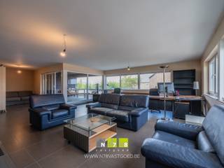 <span><strong>RUIM DUPLEX APPARTEMENT MET 3 SLAAPKAMERS INCLUSIEF PRIVATIEVE AUTOSTANDPLAATS IN HET CENTRUM VAN DILSEN<br /><br /><em>Indien u op zoek bent naar een woning, dan is dit appartement een mooi alternatief! (zelfde bewoonbare oppervlakte, 3 slaapkamers, 2 badkamers...) <br /></em><br /></strong><strong>TROEVEN:<br /></strong>- Ideale ligging nabij het centrum met alle voorzieningen op wandelafstand.<br />- Veel lichtinval door de vele hoge raampartijen.<br />- EPC B: energiezuinig appartement! <br />- 2 badkamers. <br />- 3 ruime terrassen (totaal 72m²).<br />- Zeer ruim appartement met een bewoonbare oppervlakte van maar liefst 170m². <br />- Privatieve ondergrondse autostandplaats in de kelderverdieping.<br />- Zeer ruime kelderberging (27m²).<br /><strong><br />KELDERVERDIEPING -01<br /></strong>- Privatieve autostandplaats met nr. 8 (3,20m x 10,60m = 33,92m²): automatische sectionale poort (gemeenschappelijk), gepolierde betonvloer.<br />- Kelderberging (3,85m x 7,20m = 27,72m²): gepolierd betonvloer. <br /><strong><br />GELIJKVLOERS 00<br /></strong>- Gemeenschappelijke inkomhal. <br />- Traphal.<strong> <br /></strong></span><br /><span><strong>VERDIEPING</strong> <strong>+01<br /></strong>- Inkomhal (1,70m x 3,10m = 5,27m²): tegelvloer.<br />- Vestiaire (1,45m x 1,00m = 1,45m²): tegelvloer.<br />- Woonkamer ((6,80m x 6,00m) + (5,00m x 3,50m) +(3,25m x 2,50m) = 66,43m²): veel lichtinval dankzij grote raampartijen, dubbele deur en schuifraam naar de 2 terrassen, trap naar verdieping 2, tegelvloer.<br />- Terras 1 ((4,00m x 5,15m) + (2,90m x 1,50m) = 24,95m²):: deels overdekt, georiënteerd op het westen, tegelvloer. <br />- Terras 2 (3,70m x 3,60m = 13,60m²): overdekt, georiënteerd op het oosten, tegelvloer. <br />- Keuken (3,70m x 3,60m = 13,32m²): ingerichte onderkasten, bovenkasten, microgolfoven, keramische kookplaat, dampkap, lades, vaatwasser, tegelvloer. <br />- Toilet (1,45m x 1,00m = 1,45m²): spoelbak, hangtoilet, wandbetegeling, tegelvloer. <br />- Wasplaats (2,15m x 3,15m = 6,77m²): Cv-installatie op aardgas, boiler, kitchenette bestaande uit spoelbak, onderkasten, bovenkasten; tegelvloer. </span><span><br /><br /><strong>VERDIEPING</strong> <strong>+02 </strong><br />- Overloop ((2,00m x 3,20m) + (1,00m x 2,00m) = 8,40m²): tegelvloer. <br />- Slaapkamer 1 (3,25m x 5,30m = 17,23m²): deur naar terras 3, tegelvloer.<br />- Terras 3 (3,20m x 10,30m = 32,96m²): deels overdekt, tegelvloer. <br />- Badkamer 1 aansluitend op slaapkamer 1 (3,25m x 5,30m = 3,23m²): ingericht badmeubel met enkele lavabo, spiegel, onderkasten, kolomkast; aparte douche, wandbetegeling, tegelvloer. <br />- Slaapkamer 2 (3,50m x 5,00m = 17,50m²): tegelvloer. <br />- Slaapkamer 3 (3,50m x 5,00m = 17,50m²): tegelvloer. <br />- Apart toilet (1,78m x 1,00m = 1,78m²): hangtoilet, spoelbakje, wandbetegeling, tegelvloer. <br />- Berging (1,78m x 1,00m = 1,78m²): tegelvloer. <br /></span>- Badkamer 2 <span> ((1,85m x 2,00m) + (2,35m x 3,15m) = 7,40m²):</span> <span>: geïnstalleerd badbmeubel met dubbele lavabo, lades, kolomkast, spiegelkast; ligbad, aparte douche, zittoilet, wandkastje en leggers, wandbetegeling, tegelvloer. </span><br /><span><br />Bekijkt u deze advertentie via een aanverwante vastgoedsite, surf dan zeker naar onze website <strong>www.N78vastgoed.be</strong> voor een uitgebreide beschrijving en foto's. <strong>Meer info: +32 (0)89 86 18 88 of info@N78vastgoed.be.</strong></span>