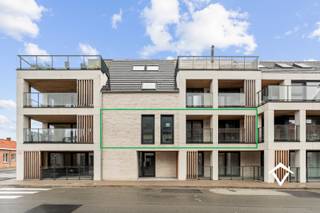 In Residentie ‘Hannelore’, een recente realisatie uit 2024, vindt u dit bijzonder energiezuinige en instapklare appartement aan de Ettelgemsestraat 83 te Oudenburg. Een mooie opportuniteit voor wie comfortabel en hedendaags wil wonen op een vlot bereikbare locatie nabij het centrum.<br /><br />Een belangrijk pluspunt: ondanks het recente bouwjaar wordt het appartement verkocht onder het stelsel van registratierechten en niet onder btw.<br /><br />Via de ruime inkomhal met gastentoilet komt u binnen in de lichtrijke en aangename leefruimte. De open, volledig geïnstalleerde keuken sluit hier mooi op aan en vormt samen met de woonkamer één ruim geheel. Vanuit de leefruimte heeft u rechtstreeks toegang tot het overdekte terras, waar u in alle rust van de buitenlucht kunt genieten.<br /><br />De nachthal geeft toegang tot twee volwaardige slaapkamers en een moderne badkamer, uitgerust met een ruime inloopdouche.<br /><br />Ook op vlak van energieprestaties scoort dit appartement bijzonder sterk. Met een E-peil van slechts E12, vloerverwarming, zonnepanelen en een ventilatiesysteem geniet u van hedendaags wooncomfort én een laag energieverbruik.<br /><br />Binnen de residentie is bovendien een gemeenschappelijke fietsenberging aanwezig. Parkeren vormt evenmin een probleem: voor het gebouw is er gratis parkeergelegenheid. Daarnaast bestaat de mogelijkheid om een afzonderlijke garage buiten het complex over te nemen.<br /><br />Troeven<br />- Recente residentie uit 2024<br />- Zeer energiezuinig - E-peil E12<br />- 2 volwaardige slaapkamers<br />- Overdekt terras<br />- Vloerverwarming<br />- Zonnepanelen<br />- Ventilatiesysteem<br />- Gemeenschappelijke fietsenberging<br />- Gratis parkeermogelijkheden voor het gebouw<br />- Mogelijkheid tot overname van een garage<br />- Centrale en vlot bereikbare ligging nabij het centrum van Oudenburg<br />- Aankoop onder registratierechten – geen btw<br /><br />Een recent, energiezuinig appartement met twee slaapkamers én een bijzonder interessante aankoopformule. Ideaal voor eigen bewoning, maar eveneens interessant als investering.<br /><br />Meer informatie of een bezoek ter plaatse? Neem gerust contact op met Vastgoed Sinnaeve. Wij begeleiden u graag bij een bezoek aan Residentie ‘Hannelore’.