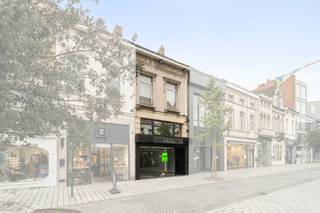 Langs de Ooststraat te Roeselare vinden we dit ruim winkelpand met bijhorende woning terug. Gelegen langs de drukste winkelstraat van Roeselare is dit de beste locatie om wonen en werken te combineren. 
<ul>
	<li>winkelruimte toegankelijk via de Ooststraat</li>
	<li>Epc label C voor winkel, E voor woning</li>
	<li>aparte toegang tot de woning</li>
	<li>ruime woning met achterliggende tuin</li>
	<li>6 slaapkamers</li>
	<li>stedenbouwkundige inlichtingen in aanvraag</li>
</ul>
Momenteel vrij van huur.<br />Interesse? geef een seintje voor meer info of een bezoek.