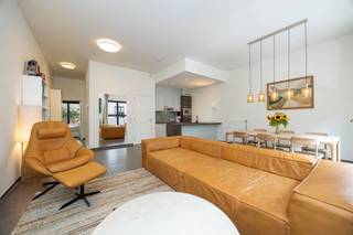 <p><span>Wonen op het Eilandje, met een terras/tuin voor uw BBQ-genot? Say no more.</span></p><p><span>Laat je verleiden door dit instapklaar gelijkvloers appartement in de Cadixwijk, één van de meest opgewaardeerde woonbuurten van Antwerpen. Rust én stedelijke drukte, op wandelafstand van het MAS, de jachthaven, de Schelde en de historische binnenstad. (Ja, echt allemaal te voet.)</span></p><p><span>Kom thuis in een aangename leefruimte met een plafondhoogte van maar liefst 3 meter, grote raampartijen en een terras/tuin van ca 65m². Je eigen stadsoase midden in 't stad. Zeldzaam? Absoluut.</span></p><p><span>Toplocatie in de Cadixwijk</span><span>, vlak aan het groene Schengenplein, in een straat met zeer weinig passage. Alle comfort om de hoek. Supermarkt, openbaar vervoer, en over café's en restaurants moeten we niet beginnen zeker? Alles kan te voet. En als aperitieven op wandelafstand van de waterkanten van 't Eilandje geen verkoopargument is, dan weten wij het ook niet meer.</span></p><p><span>Waarom moet je een bezoek inplannen?</span></p><ul><li><span>Instapklaar gelijkvloers appartement van ca 95 m²</span></li><li><span>Terras van ca 65 m² plaats zat voor de BBQ, de hangmat én die jacuzzi waar je al jaren over droomt</span></li><li><span>Plafondhoogte van 3 meter, uitzonderlijk gevoel van ruimte</span></li><li><span>EPC-label B, energiezuinig en toekomstgericht</span></li><li><span>Volledig uitgeruste open keuken</span></li><li><span>2 volwaardige slaapkamers, beide met rechtstreekse toegang tot het terras </span></li><li><span>Ruime berging met aansluiting voor wasmachine en droogkast</span></li><li><span>Extra bergruimte in de kelder</span></li><li><span>Rustige straat met bijzonder weinig verkeer</span></li></ul><p><span>De leefruimte vormt het hart van het appartement. Mooi verbonden met de geinstalleerde open keuken & de eetplaats. Die 3 meter plafondhoogte voel je meteen bij binnenkomen. Loft-vibes, zonder de nadelen van een loft. Wasmachine/droogkast worden netjes verborgen in de berging.De twee slaapkamers geven rechtstreeks uit op het terras. Niet verkeerd om op zomerse ochtenden je schuifraam open te schuiven en zo je koffie buiten te drinken. Beide kamers zijn voldoende ruim en geven je de flexibiliteit die je zoekt: één master, één voor de kids, de gasten of dat thuiskantoor waar je al even over over praat. De badkamer doet wat het moet doen met een leuke inloopdouche en dubbele wastafel. </span></p><p><span>Bent u op zoek naar een stijlvolle, instapklare woning op één van de meest aantrekkelijke locaties van Antwerpen? Dan is dit de kans die je niet wil missen.<br />Plan je bezoek vandaag nog voor het te laat is. 0472575295 of george@sinjoor.be</span></p>