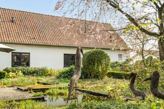 Rustig gelegen in een doodlopende straat vindt u deze zeer goed onderhouden woning, waar comfort en licht centraal staan. Bij het binnenkomen komt...