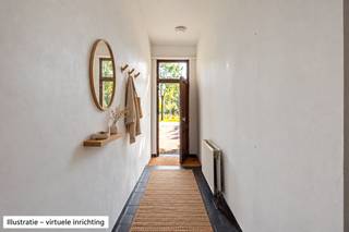 <p><span>Bent u op zoek naar een ruime woning met een grote tuin en een vlotte bereikbaarheid? Dan is deze woning aan de Schotensteenweg 67 in Brecht zeker een bezoek waard.</span></p>
<p><span>De woning ligt centraal tussen Brecht en Sint-Job-in-’t-Goor, vlak bij de Brechtse Heide en Tennis- en Padelclub De Merel. Ook het station Noorderkempen en de oprit van de E19 richting Antwerpen en Breda bevinden zich op korte afstand. Het omliggende groen en de vele wandel- en fietsroutes maken deze ligging extra aantrekkelijk.</span></p>
<p><span>Via de ruime inkomhal komt u in de lichtrijke leefruimte, het hart van de woning. De woonkamer werd uitgebreid met een achterbouw en biedt volop ruimte om samen te ontspannen, te eten en te genieten. Twee dakkoepels zorgen voor een aangename natuurlijke lichtinval. De centraal gelegen keuken sluit mooi aan op de leefruimte en beschikt over voldoende werk- en opbergruimte. Verder vindt u op het gelijkvloers een apart gastentoilet en een inpandige garage. </span><span> Links van de garage bevindt zich een tweede, afzonderlijke ingang.</span></p>
<p><span>Op de eerste verdieping bevinden zich een ruime slaapkamer met airconditioning en een badkamer met ligbad, aparte douche, dubbele lavabo en toilet. De volledig ingerichte zolderverdieping biedt nog twee achter elkaar gelegen kamers, eveneens voorzien van airconditioning. Deze extra ruimtes kunnen naar behoefte worden ingericht als slaap-, werk- of hobbykamer.</span></p>
<p><span>Ook buiten is er heel wat te ontdekken. De grote tuin en het ruime terras bieden alle ruimte om te ontspannen, buiten te eten of de kinderen te laten spelen. Het aanwezige speeltoestel en de trampoline kunnen eventueel bij de verkoop inbegrepen blijven.</span></p>
<p><span>De woning werd de afgelopen jaren op verschillende vlakken gemoderniseerd. In 2016 werd de centrale verwarming vernieuwd en omgeschakeld van mazout naar aardgas. De sectionale garagepoort werd vervangen in 2020, gevolgd door de plaatsing van een zonneboiler in 2021. In 2024 werden de verdiepingen uitgerust met airconditioning. Bovendien is de elektrische installatie conform het AREI.</span></p>
<p><span>Een ideale starterwoning of een fijne thuis voor een gezin dat ruimte, groen en een vlotte bereikbaarheid zoekt. Kom de mogelijkheden zelf ontdekken tijdens een bezoek!</span></p>