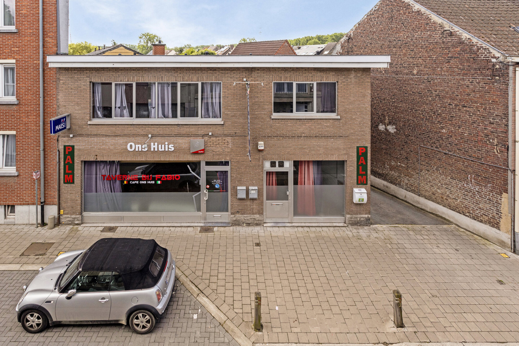 Uitzonderlijk gebouw met feestzaal, appartement en garages - foto 3