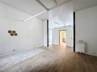 Situé Rue Georges Moreau 70 à Anderlecht, ce bureau de 75 m² offre un espace fonctionnel idéal pour une activité professionnelle. Il comprend également une terrasse privative de 44 m², rare dans ce type de bien. Proposé à la vente au prix de 180.000 €, ce bien constitue une opportunité intéressante pour professions libérales ou investisseurs.